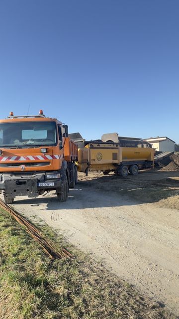Nasza wywrotka i mobilny przesiewacz do ziemi na działce