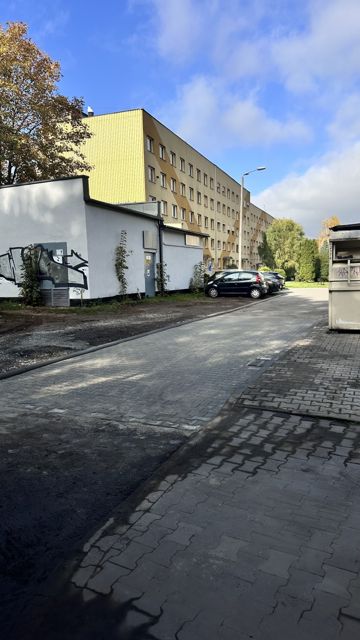 Droga i parking z kostki brukowej przy bloku