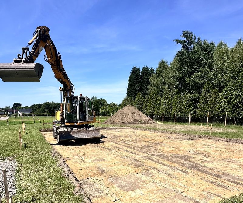 Nasza koparka kołowa Liebherr przy działce przygotowanej pod budowę
