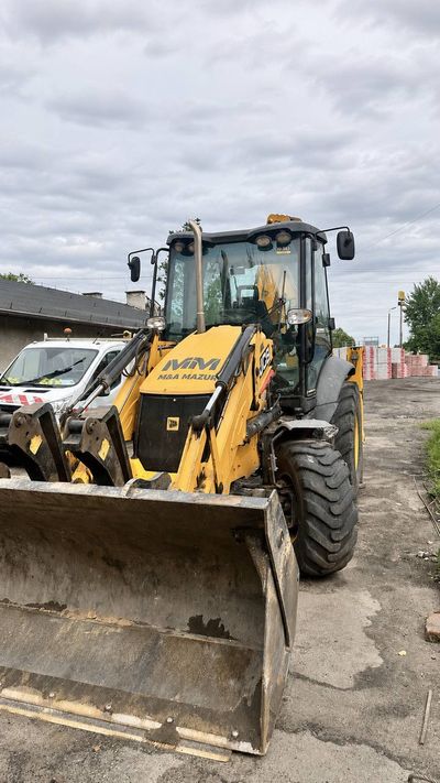 Koparko-ładowarka JCB z logo M&A MAZUR