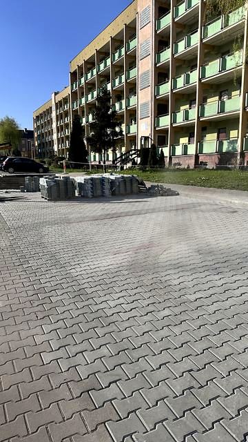 Parking z kostki brukowej przy bloku